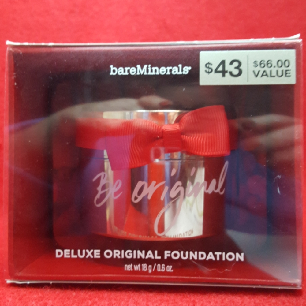 BareMinerals Deluxe powder foundation in light.